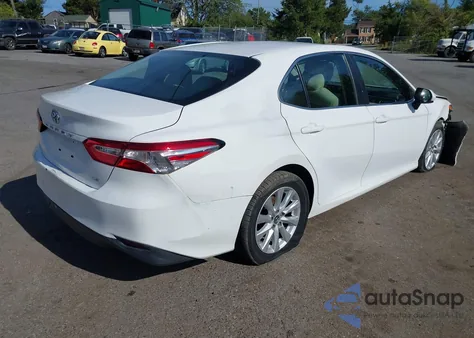 2018 Toyota Camry Le z USA, uszkodzony, nr VIN 4T1B11HK4JU061956